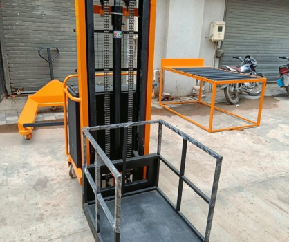 Electric Goods Cage stacker